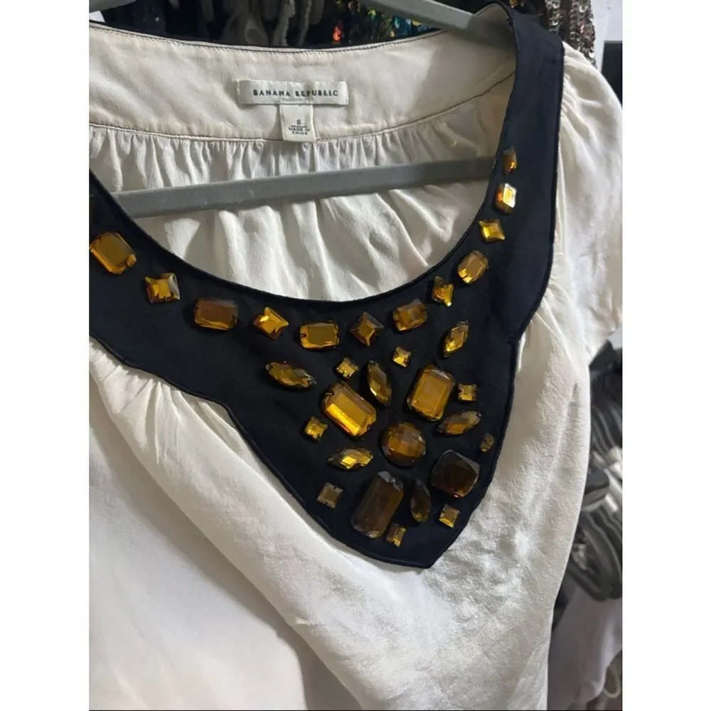Banana Republic White Top with Black V-Neck and Amber Jewels, size S